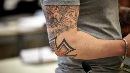 Ein Mann mit rechtsextremen Tattoos (Symbolbild)
