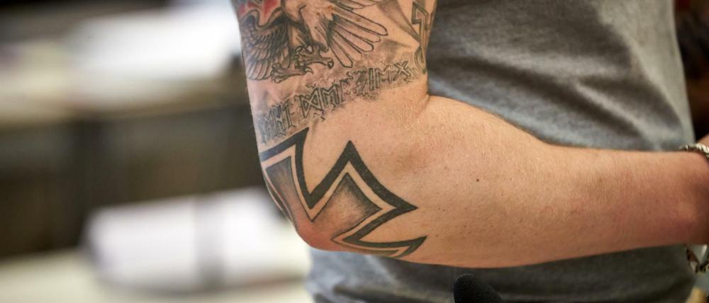 Ein Mann mit rechtsextremen Tattoos (Symbolbild)