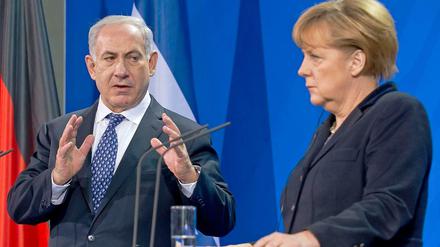 Bei ihren Treffen im Dezember 2012 war schon klar: Bundeskanzlerin Angela Merkel (CDU, r) und der israelische Ministerpräsident Benjamin Netanjahu sind sich in uneins.