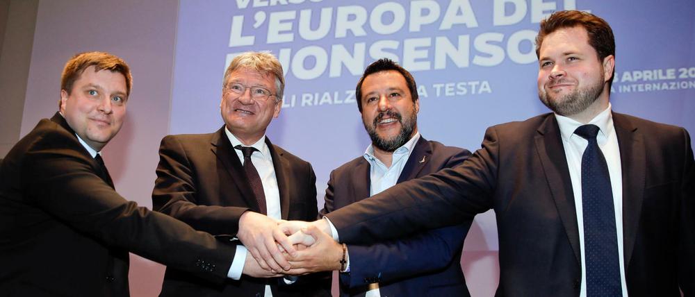 Einig: Olli Kotro (l-r), Die Finnen (PS), Jörg Meuthen, Alternative für Deutschland (AfD), Matteo Salvini, Lega Nord, und Anders Vistisen, Dänische Volkspartei.