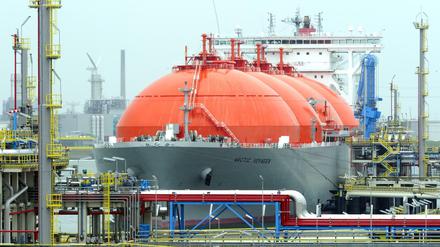 Ein LNG-Frachter im Hafen von Rotterdam. 