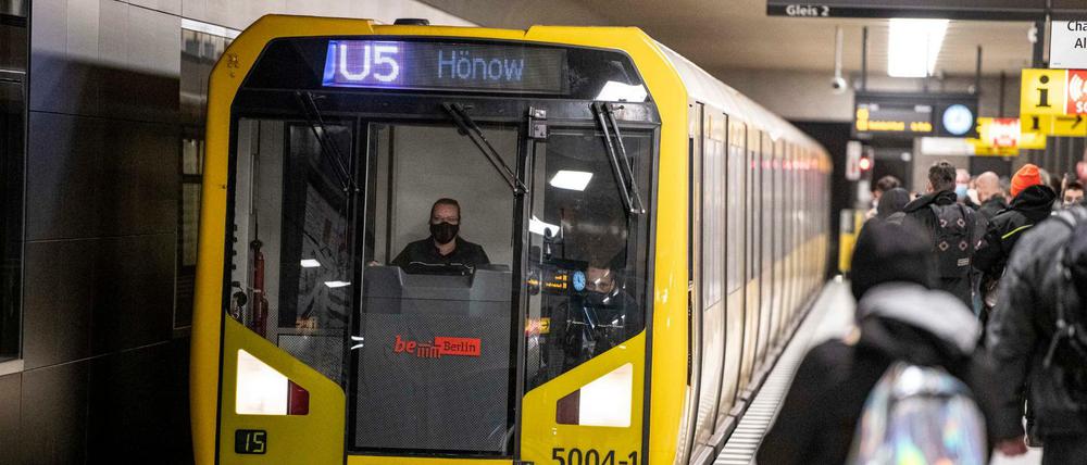 Eine U-Bahn der Linie 5 in Berlin.