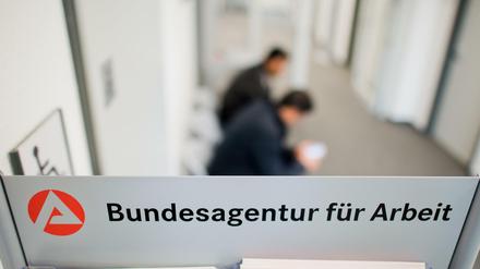 Zwei Männer warten in der Bundesagentur für Arbeit in Lehrte in der Region Hannover.