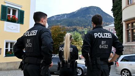 Polizisten in Berchtesgaden setzen die Corona-Beschränkungen durch.
