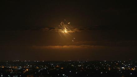 Das israelische Raketenabwehrsystem Iron Dome fängt Raketen ab, die aus dem Gazastreifen in Richtung Israel abgefeuert werden. (Archivbild)
