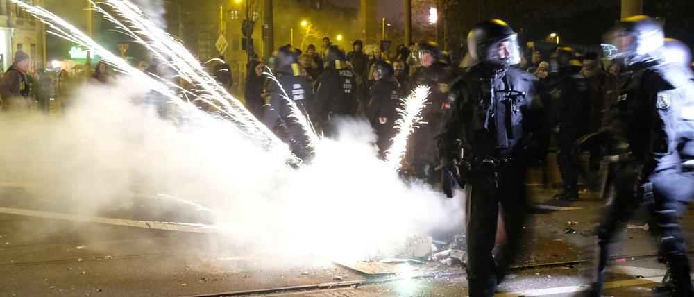 Polizisten räumen eine Kreuzung im Stadtteil Connewitz. In der Neujahrsnacht kam es zu Zusammenstößen zwischen Linksautonomen und der Polizei gekommen.