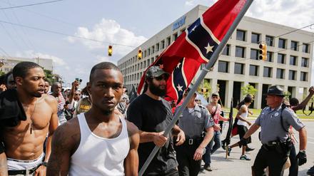 Demonstranten und Gegendemonstranten beim Streit über die Südstaatenflagge in Columbia im US-Bundesstaat South Carolina