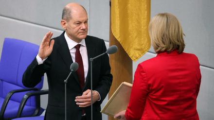Bundeskanzler Olaf Scholz legt seinen Amtseid ab. Er verzichtet auf den Zusatz „so wahr mir Gott helfe“.