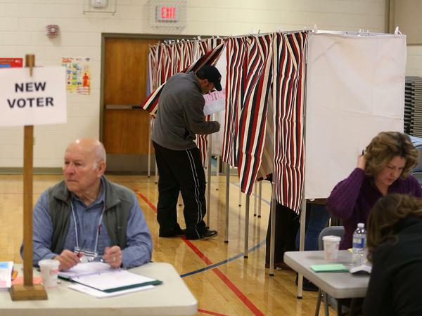 Die Wahllokale in New Hampshire schließen zu unterschiedlichen Zeiten, manche haben bis 20 Uhr (Ortszeit/2 Uhr MEZ am Mittwoch) geöffnet.