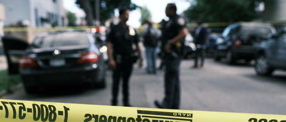 Polizisten am Tatort einer Schießerei in New York (am 23. Juni 2021)