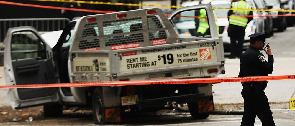 Anschlag in New York: Der vom Täter benutzte Pickup am Tatort 