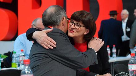 Jubel bei über Wahlerfolg: Die neuen SPD-Spitzen Saskia Esken and Norbert Walter-Borjans 
