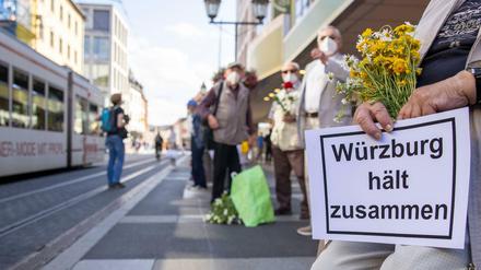 Würzburg in Trauer. Wenige Tage nach dem Anschlag eines Somaliers formierte sich in der Stadt eine Menschenkette zum Gedenken an die Opfer 