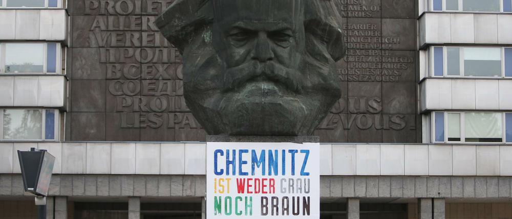 Am Karl-Marx-Monument versammelten sich auch Nazis. Montags soll es jetzt dort weitere Protestkonzerte geben.