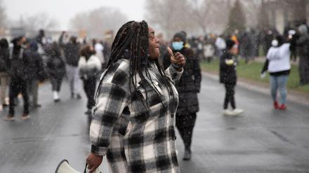 In den USA kommt es in Minneapolis zu Ausschreitungen und Protesten nach dem Tod des Afroamerikaners Daunte Wright nach einer Polizeikontrolle.