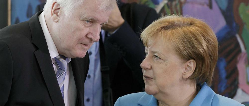 Horst Seehofer und Angela Merkel suchen einen Weg, doch noch eine gemeinsame Asylpolitik zu kommunizieren.