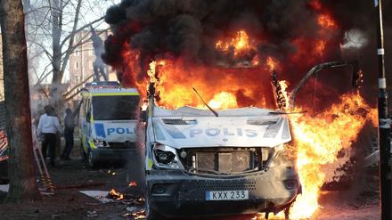 Polizeiautos brennen am Freitag am Rande einer rechtsextremen Kundgebung in Örebro.