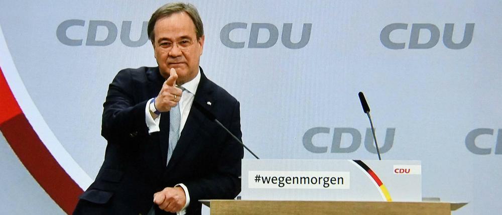 Laschet, Armin Laschet. Der neue CDU-Chef hat – wie jeder Aachener, der etwas auf sich hält – eine Büste von Karl dem Großen. 