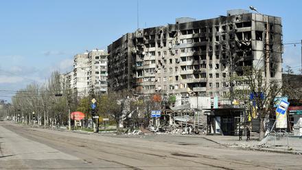 Blick auf einen zerstörten Wohnblock in der umkämpften Hafenstadt Mariupol.