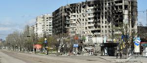 Blick auf einen zerstörten Wohnblock in der umkämpften Hafenstadt Mariupol.