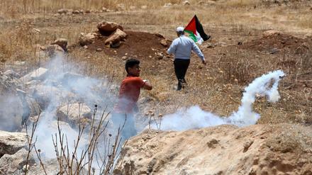 Palästinenser protestieren gegen die Besetzung des Dorfes Beit Dajan und stoßen mit Streitkräften Israels zusammen. 