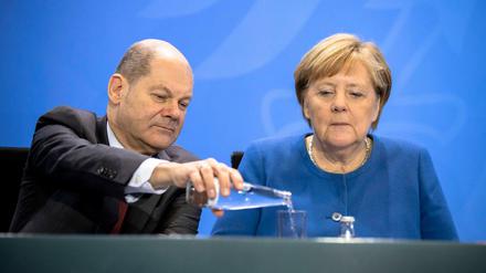 Rekordverschuldung: Olaf Scholz und Angela Merkel mussten viele neue Staatskredite aufnehmen.