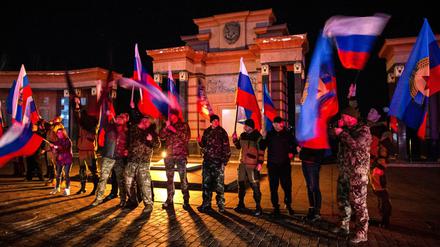 Unterstützer der Separatisten in Luhansk feiern die Anerkennung der Volksrepublik seitens Russlands. 