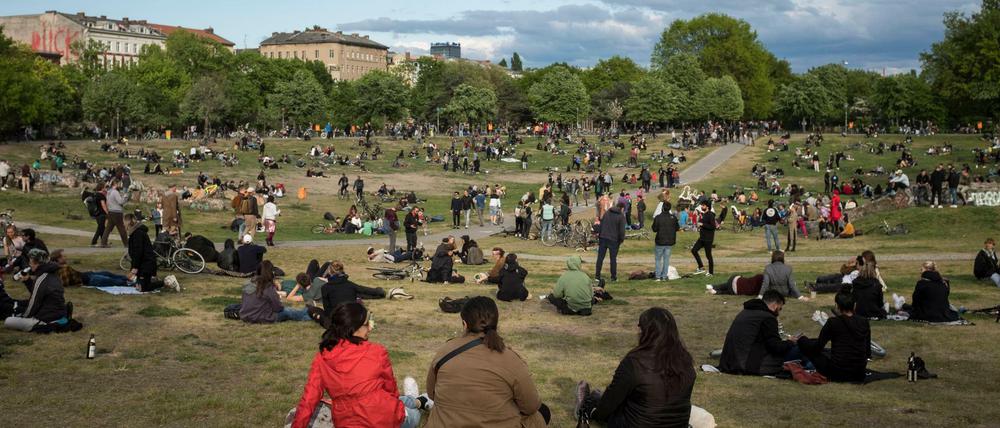 Menschen sitzen am 1. Mai 2020 in kleinen Gruppen auf einer Wiese im Görlitzer Park in Berlin Kreuzberg. 