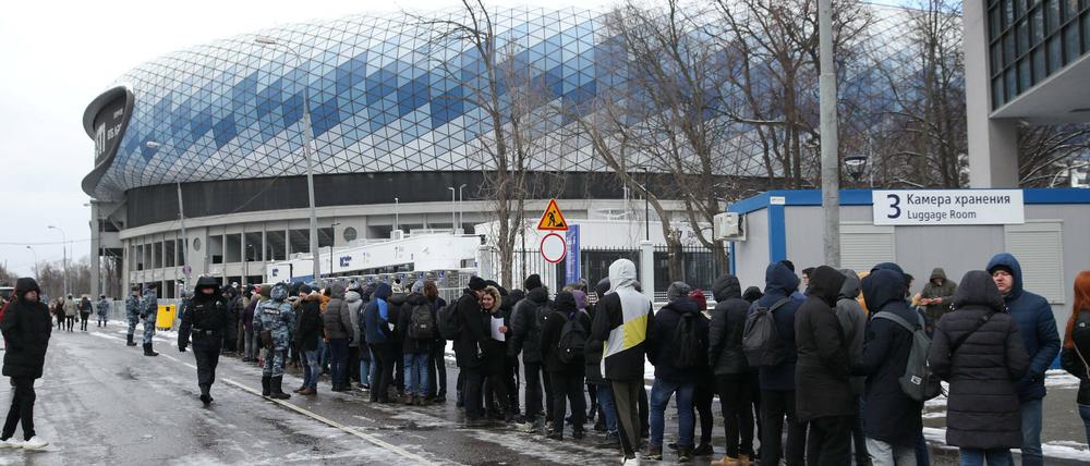 Fans vor der VTB-Arnea in Moskau vor einem Konzert des Deutsch-Schwedischen Metal Duos Lindemann.News Bilder des Tages MOSCOW, RUSSIA - MARCH 15, 2020: Fans outside VTB-Arena ahead of a concert by the German-Swedish industrial metal duo Lindemann. The Lindemann duo created by Rammstein vocalist Till Lindemann and Swedish musician Peter Tagtgren, is to give a day and a night concert at the stadium following Moscow Mayor Sergei Sobyanin s decree banning public events with over 5 thousand participants in Moscow due to the coronavirus threat till April 10, 2020. Vyacheslav Prokofyev/TASS PUBLICATIONxINxGERxAUTxONLY TS0D2272