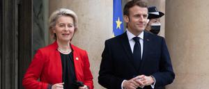 Macron und von der Leyen fordern die Bundesregierung auf, die EU-Richtlinie nach zehn Jahren im Rat endlich passieren lassen. Aber die FDP mauert.