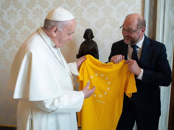 Das Shirt hat Schulz für Papst Franziskus extra anfertigen lassen. Größe: L.