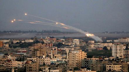 Militante Hamas-Mitglieder feuern Raketen Richtung Israel.