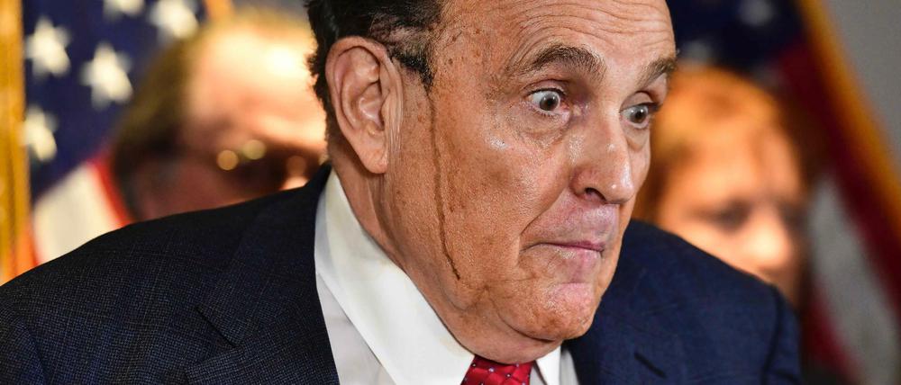 Dem schwitzenden Rudy Giuliani lief offenbar Haarfärbemittel über das Gesicht.