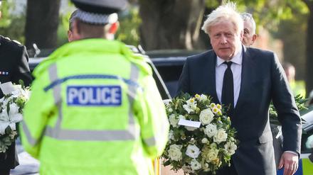 Premierminister Boris Johnson trägt Blumen zum Ort des grausamen Geschehens, der methodistischen Kirche in Leigh-on-Sea östlich von London. 