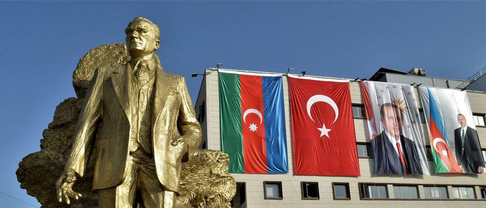 Banner von Türkeis Präsident Erdogan und Aserbaidschans Präsident Alijew in der Türkei - im Vordergrund eine Statue von Staatsgründer Kemal Ataturk. 