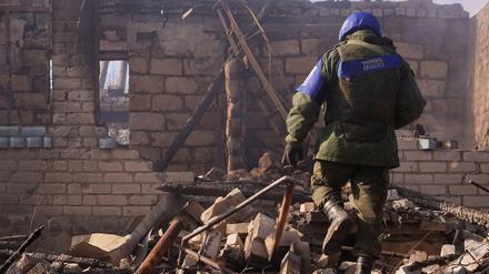 In der umkämpften Region Luhansk werden Schäden durch Beschüsse inspiziert.