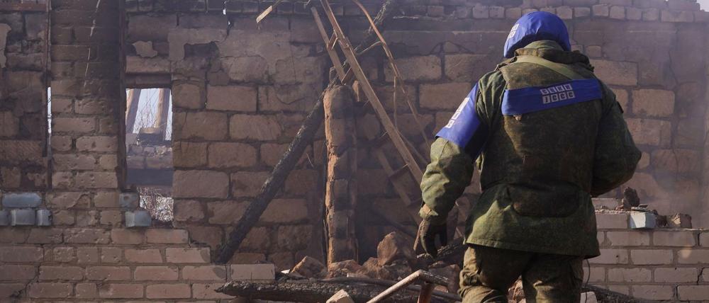 In der umkämpften Region Luhansk werden Schäden durch Beschüsse inspiziert.