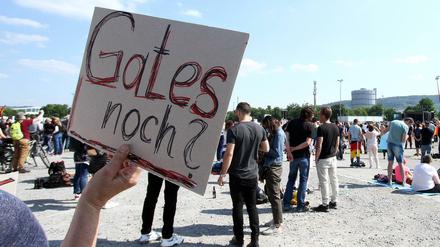 Auf einer Anti-Corona-Demo in Stuttgart hält eine Demonstrantin ein Plakat mit der Aufschrift "(Bill) Gates noch" hoch.