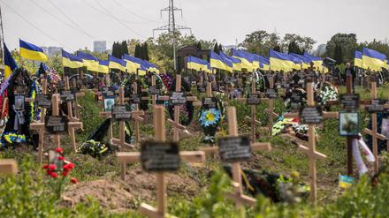 Grabmäler für gefallene ukrainische Soldaten auf dem Friedhof in Dnipro