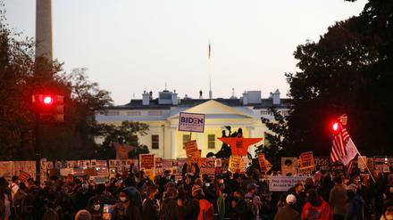Unterstützer von Joe Biden versammelten sich am Wahltag vor dem Weißen Haus, um zu protestieren. 