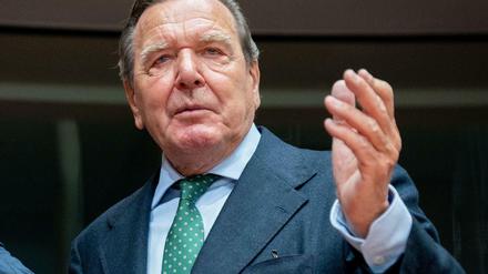 Altbundeskanzler Gerhard Schröder (SPD) steht in Deutschland und der EU unter Druck.