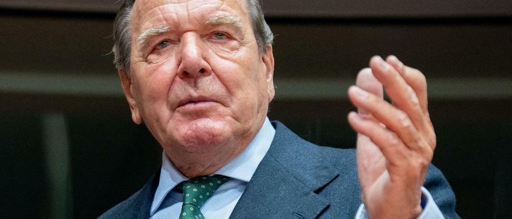 Altbundeskanzler Gerhard Schröder (SPD) steht in Deutschland und der EU unter Druck.