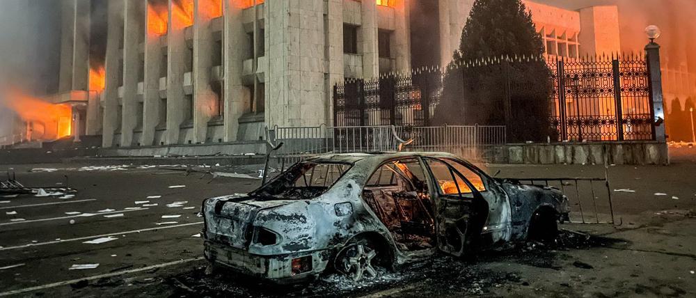 Am 5. Januar brennt das Rathaus in der Stadt Almaty nach Protesten. 