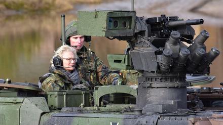 Verteidigungsministerin Christine Lambrecht (SPD) in einem Kampfpanzer (Archivbild vom 14. Februar 2022)