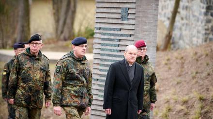 Bundeskanzler Olaf Scholz besucht das Einsatzführungskommando der Bundeswehr in Schwielowsee. Braucht es einen Raketenschutzschirm für Deutschland?