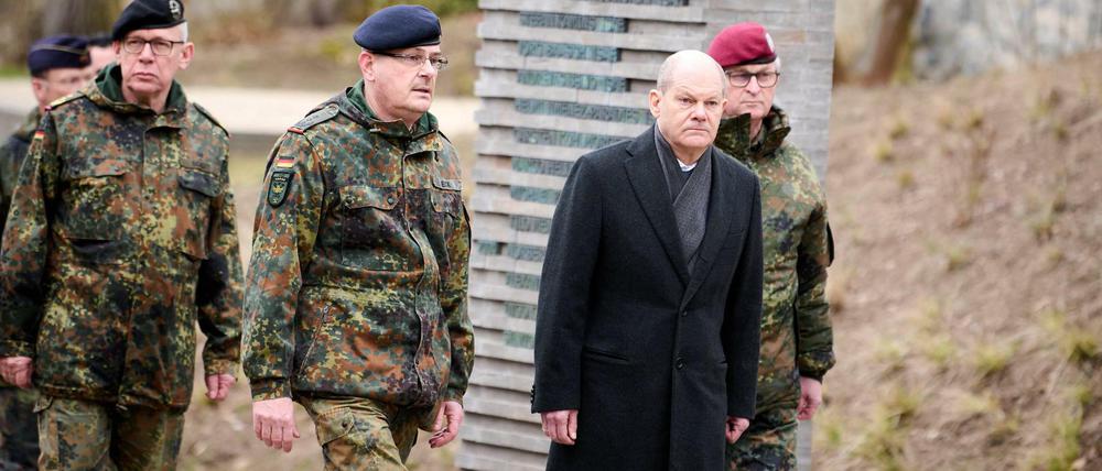 Bundeskanzler Olaf Scholz besucht das Einsatzführungskommando der Bundeswehr in Schwielowsee. Braucht es einen Raketenschutzschirm für Deutschland?
