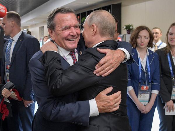 Gerhard Schröder und Wladimir Putin beim Auftakt der Fußball-Weltmeisterschaft im Juni 2018 in Moskau. 