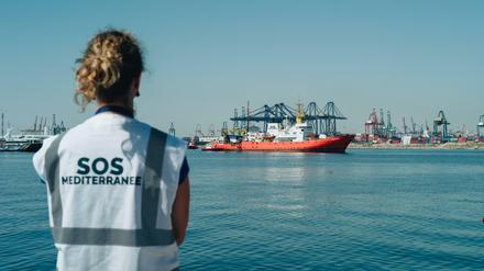 Das Flüchtlingsschiff "Aquarius" bei ihrer Einfahrt in den Hafen von Valencia im Juni. 