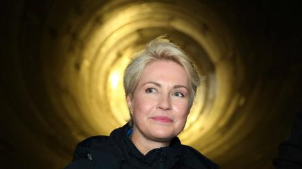 Mit Tunnelblick. In einer Röhre mit 9,5 Meter Durchmesser spricht Manuela Schwesig zu den eingeladenen Journalisten.