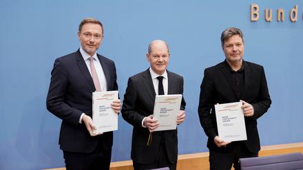 Wie im Koalitionsvertrag vereinbart: Kanzler Olaf Scholz, Finanzminister Christian Lindner (links) und Wirtschaftsminister Robert Habeck (rechts) machen mehr Schulden für mehr Investitionen.